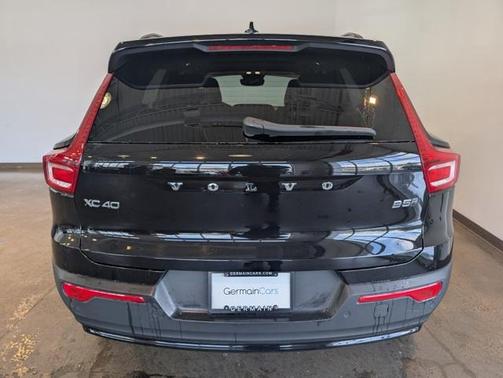 2023 Volvo XC40 B5 Plus Dark Theme