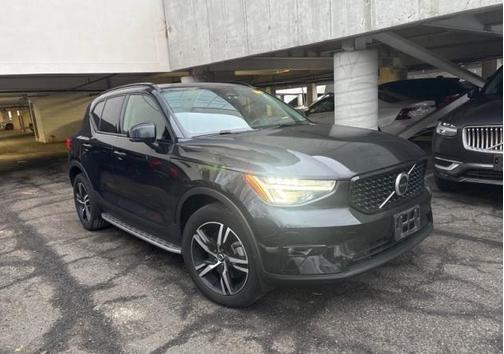 2023 Volvo XC40 B5 Plus Dark Theme