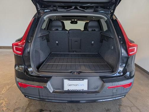 2023 Volvo XC40 B5 Plus Dark Theme