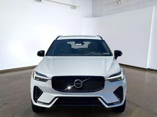 Crystal White Metallic 2026 Volvo XC60 B5 Plus