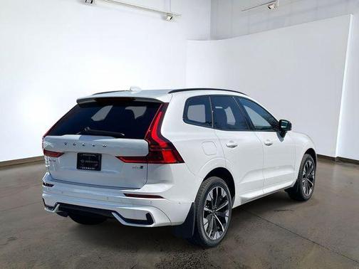 Crystal White Metallic 2026 Volvo XC60 B5 Plus