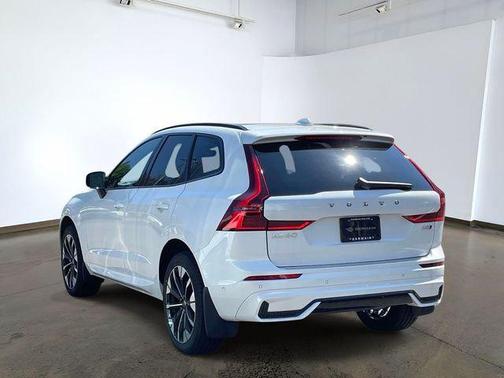Crystal White Metallic 2026 Volvo XC60 B5 Plus