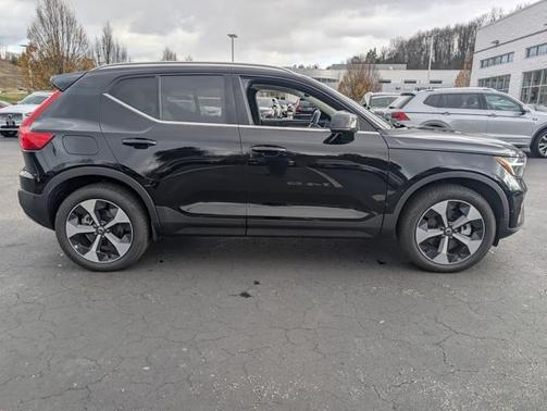 2025 Volvo XC40 B5 Plus Bright Theme