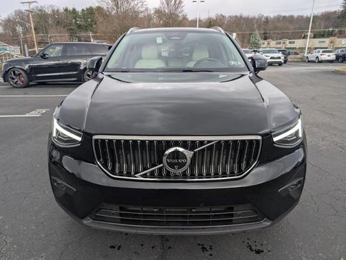 2025 Volvo XC40 B5 Plus Bright Theme