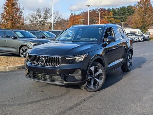 2025 Volvo XC40 B5 Core Bright Theme