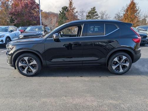2025 Volvo XC40 B5 Core Bright Theme