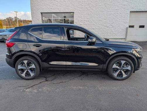 2025 Volvo XC40 B5 Core Bright Theme