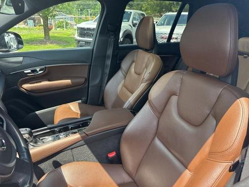2020 Volvo XC90 T6 Momentum