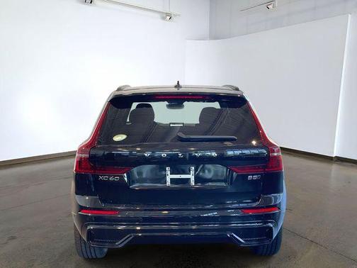 Onyx Black Metallic 2026 Volvo XC60 B5 Plus