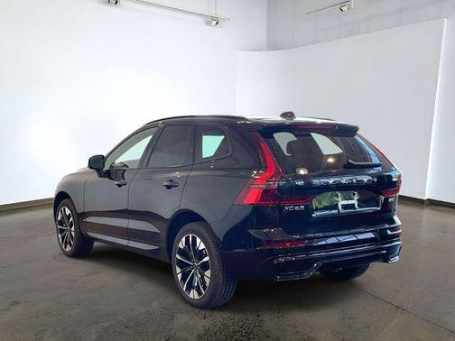 Onyx Black Metallic 2026 Volvo XC60 B5 Plus