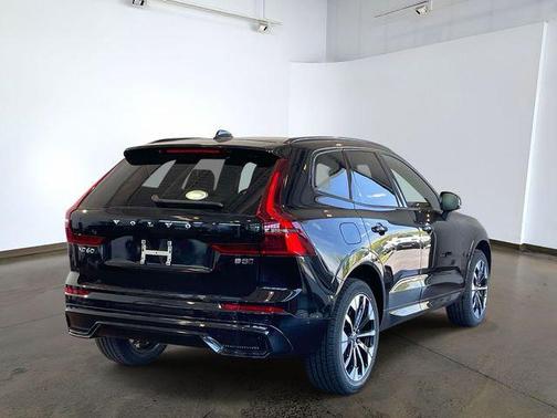 Onyx Black Metallic 2026 Volvo XC60 B5 Plus