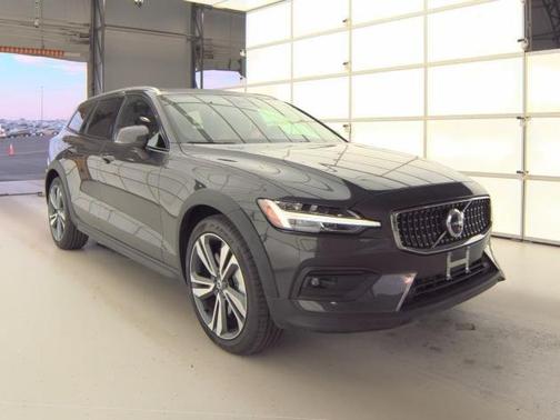 2025 Volvo V60 Cross Country B5 Plus
