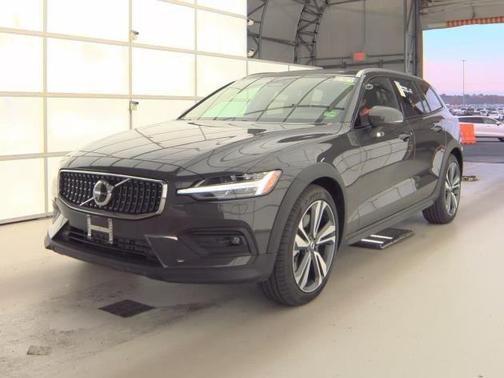 2025 Volvo V60 Cross Country B5 Plus