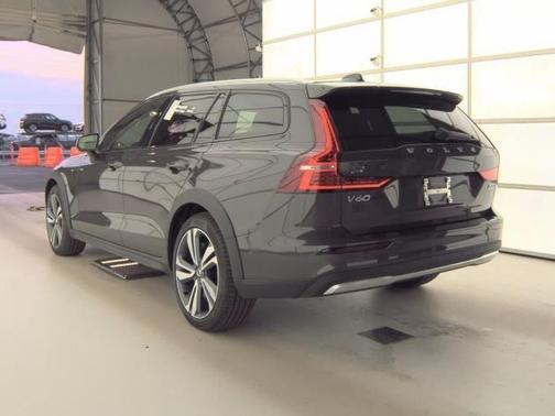 2025 Volvo V60 Cross Country B5 Plus