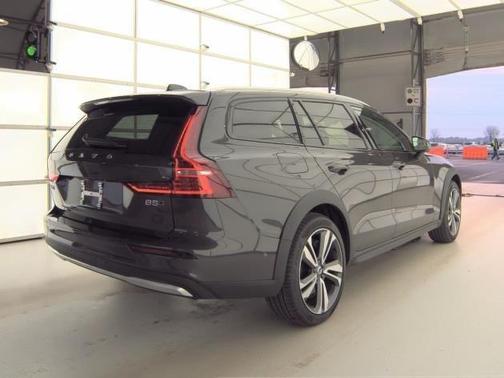 2025 Volvo V60 Cross Country B5 Plus