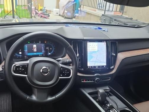 2022 Volvo XC60 B5 Momentum