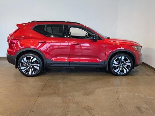 2025 Volvo XC40 B5 Plus Dark Theme