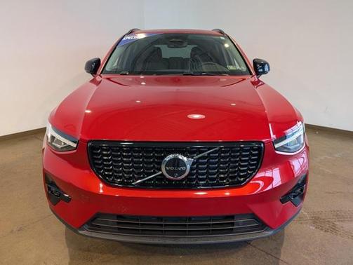 2025 Volvo XC40 B5 Plus Dark Theme