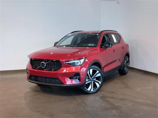 2025 Volvo XC40 B5 Plus Dark Theme