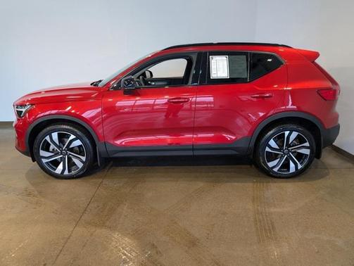 2025 Volvo XC40 B5 Plus Dark Theme