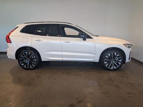Crystal White Metallic 2026 Volvo XC60 B5 Ultra