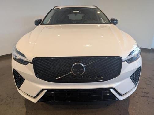 Crystal White Metallic 2026 Volvo XC60 B5 Ultra