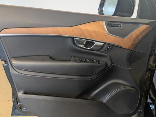 2023 Volvo XC90 B5 Plus