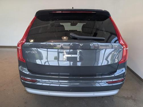 2022 Volvo XC90 T6 Momentum