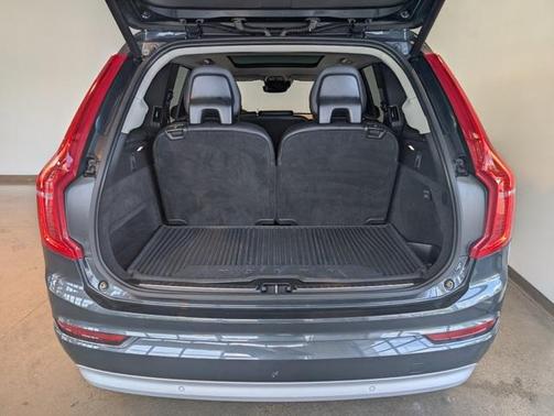 2022 Volvo XC90 T6 Momentum