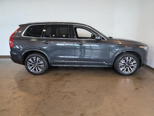 2022 Volvo XC90 T6 Momentum
