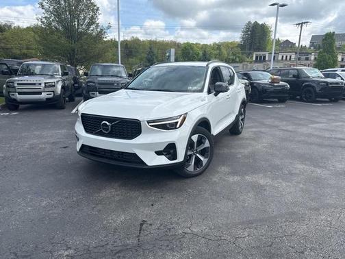 2025 Volvo XC40 B5 Plus Dark Theme