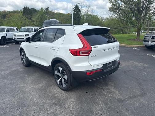 2025 Volvo XC40 B5 Plus Dark Theme