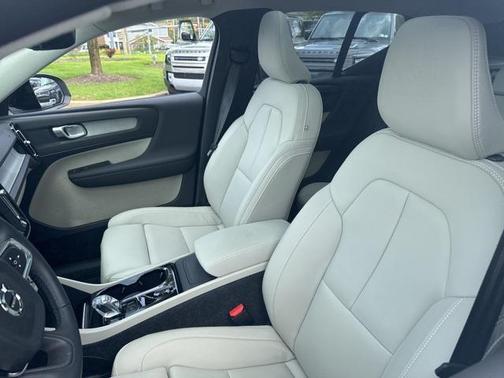 2025 Volvo XC40 B5 Plus Dark Theme