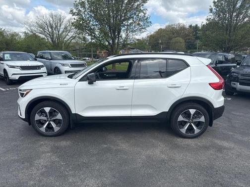 2025 Volvo XC40 B5 Plus Dark Theme