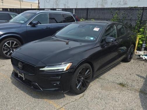 2023 Volvo S60 B5 Plus Black Edition