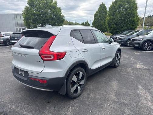 Glacier Silver Metallic 2020 Volvo XC40 T5 Momentum