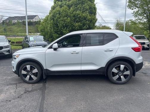 Glacier Silver Metallic 2020 Volvo XC40 T5 Momentum