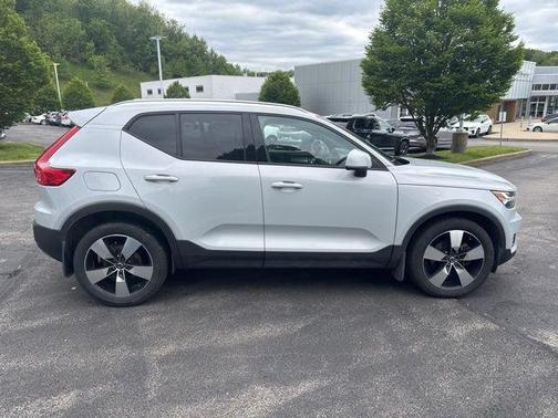 Glacier Silver Metallic 2020 Volvo XC40 T5 Momentum