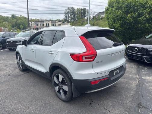 Glacier Silver Metallic 2020 Volvo XC40 T5 Momentum