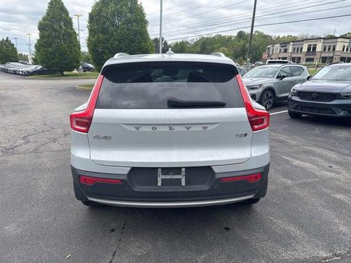 Glacier Silver Metallic 2020 Volvo XC40 T5 Momentum
