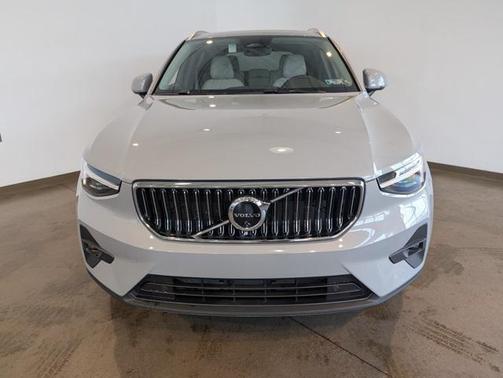 2025 Volvo XC40 B5 Plus Bright Theme