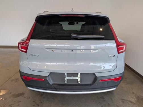 2025 Volvo XC40 B5 Plus Bright Theme