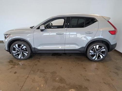 2025 Volvo XC40 B5 Plus Bright Theme