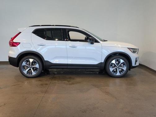 2026 Volvo XC40 B5 Plus