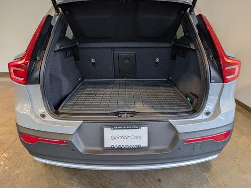 2025 Volvo XC40 B5 Core Bright Theme