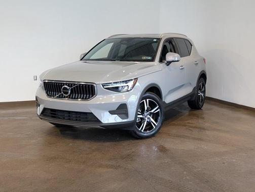 2025 Volvo XC40 B5 Core Bright Theme