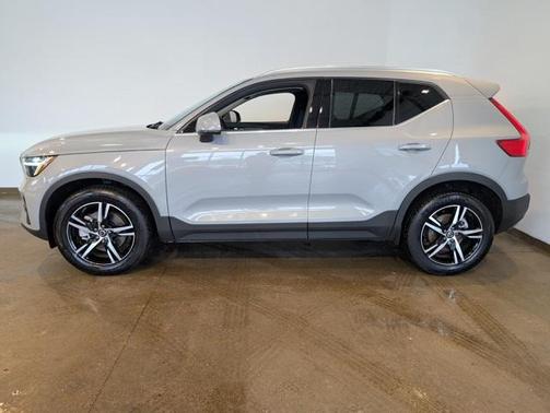 2025 Volvo XC40 B5 Core Bright Theme