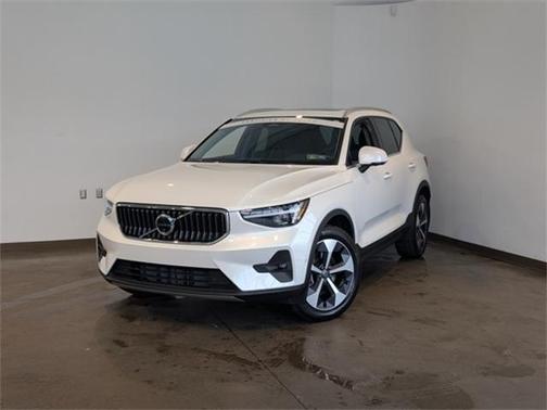 2025 Volvo XC40 B5 Plus Bright Theme