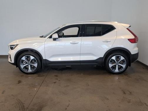 2025 Volvo XC40 B5 Plus Bright Theme