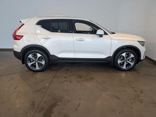 2025 Volvo XC40 B5 Plus Bright Theme